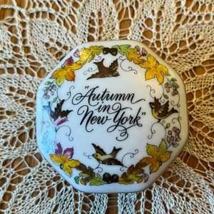 1984 Franklin Porcelain Music Box “Autumn in New York”